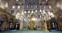 Mimar Sinan'n ustalk eserlerinden biri olan Sokullu Mehmed Paa Camisi'nde, slam dininde kutsal saylan, cennetten geldii ifade edilen ve ana paras Kabe'de yer alan ''Hacer'l-Esved''in 4 paras, 5 asrdr yer alyor.